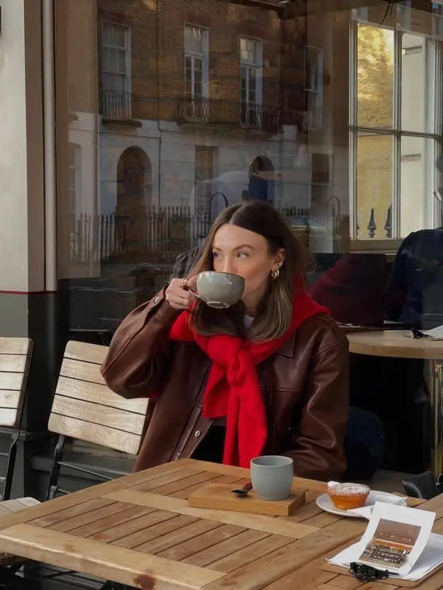 Nếu muốn mặc màu đỏ chỉ nên chọn vài phụ kiện điểm xuyết như khăn choàng, mũ hoặc giày, túi xách.