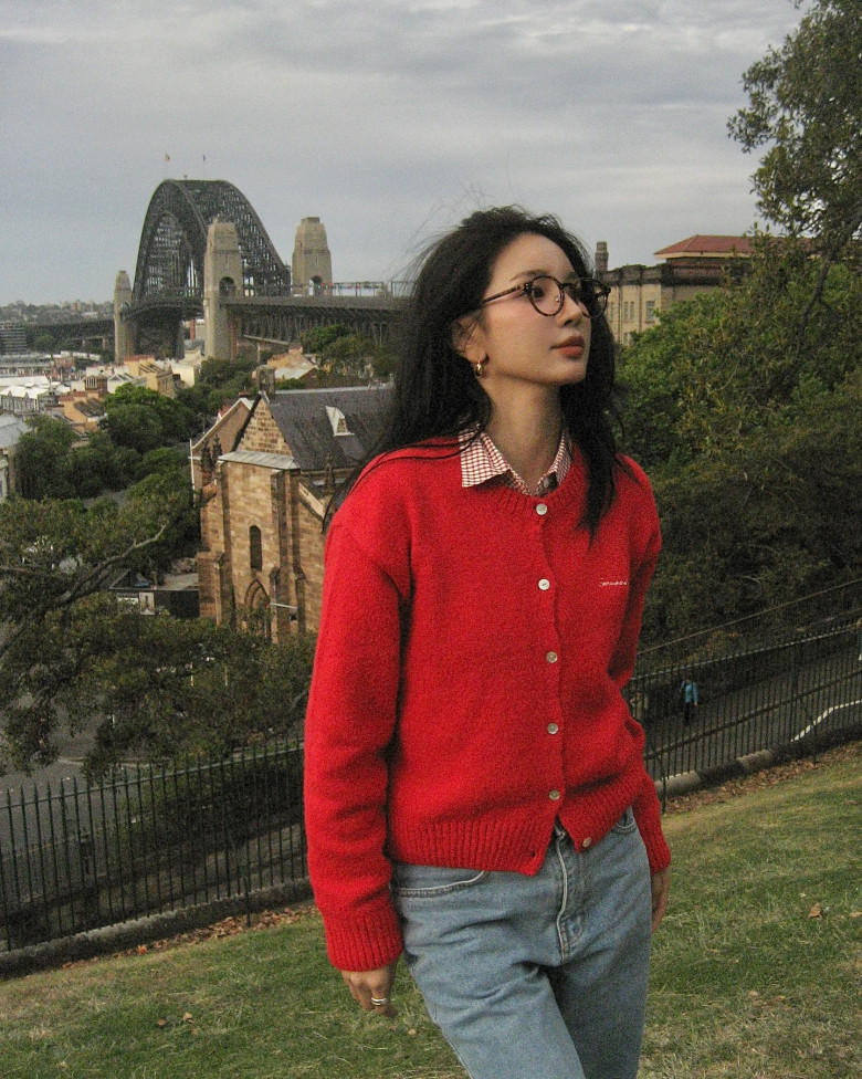 Trang phục màu đỏ thường được ưa chuộng dịp đầu Xuân năm mới.