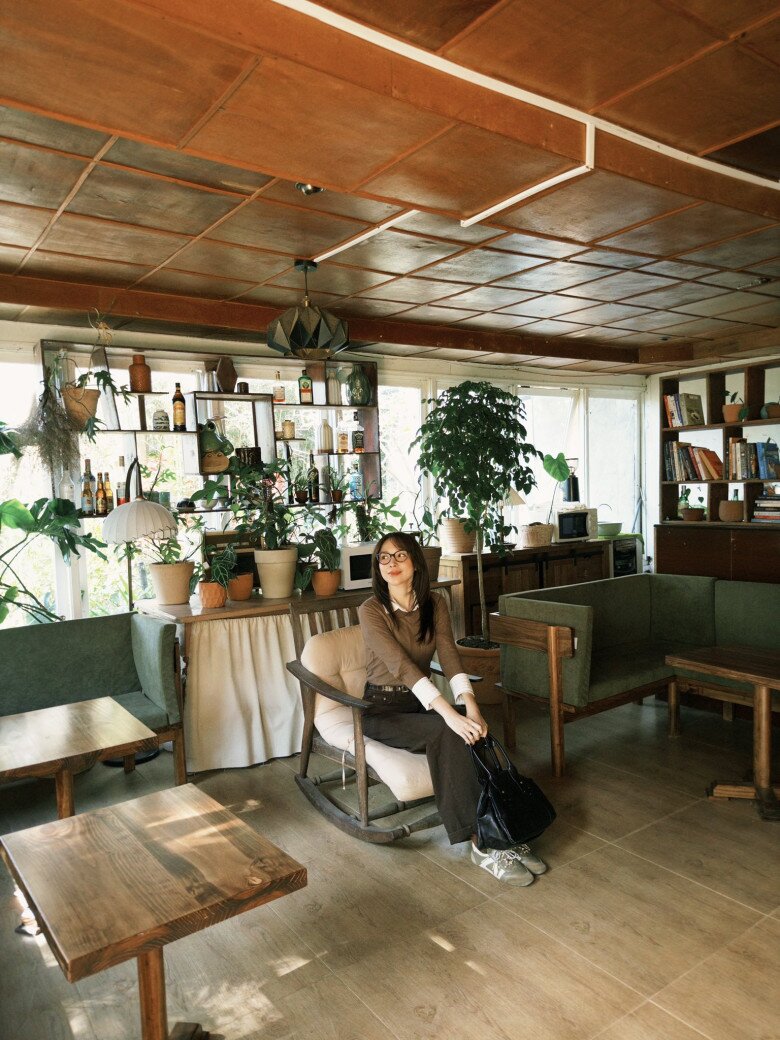 Tóc Tiên toát lên vẻ thanh lịch pha chút hoài cổ với bảng màu nâu ấm chủ đạo