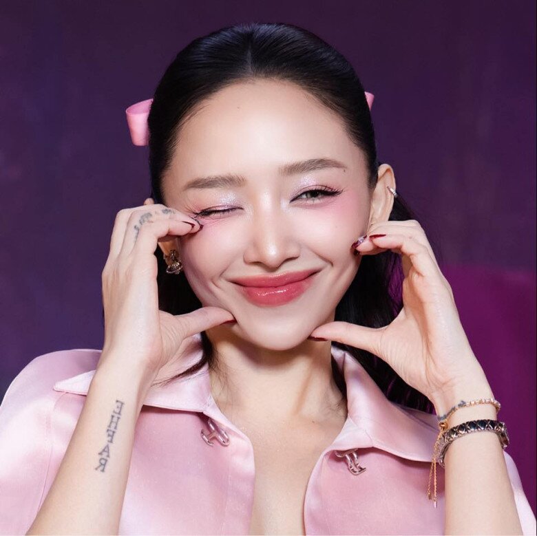 Cô cũng thay đổi cả lối make up sang tông hồng nữ tính, ngọt ngào.