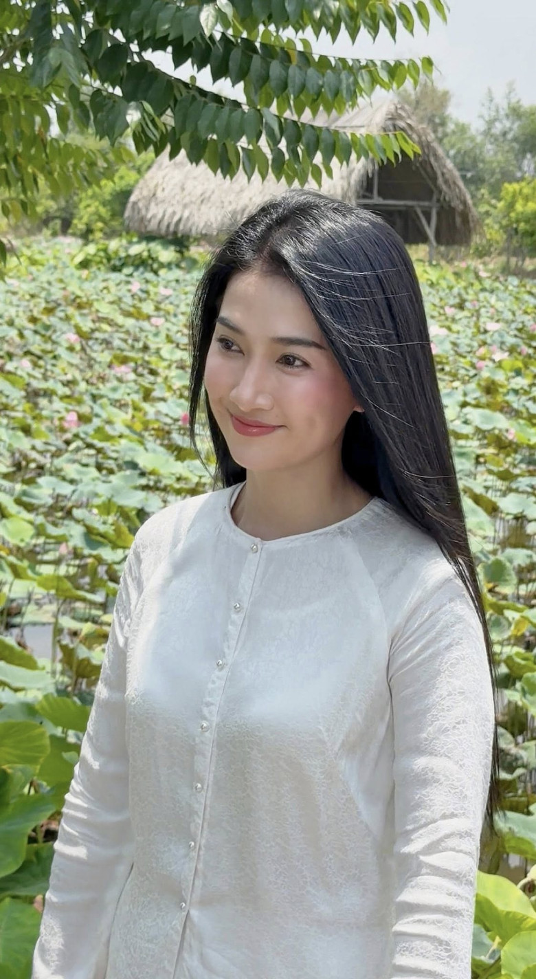 Nhan sắc cùng lối diễn xuất tinh tế giúp cô có thể hóa thân thành nhiều nhân vật khác nhau.