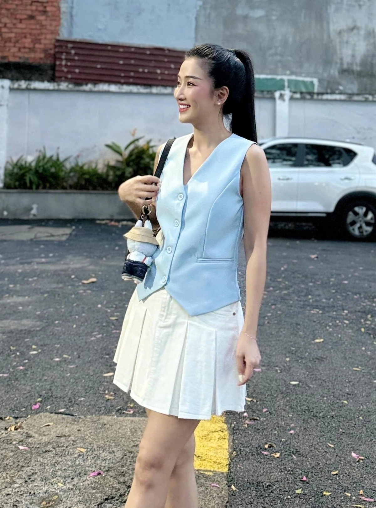 Váy ngắn của các thiếu nữ cũng được cô yêu thích mặc vừa tôn dáng lại hack tuổi.