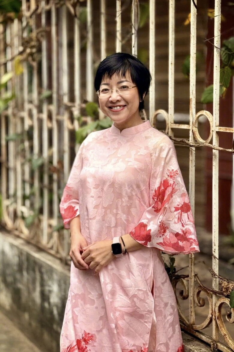 Dù gương mặt đã có những dấu hiệu lão hóa song nhờ lối sống tích cực nên trông cô luôn trẻ hơn tuổi.