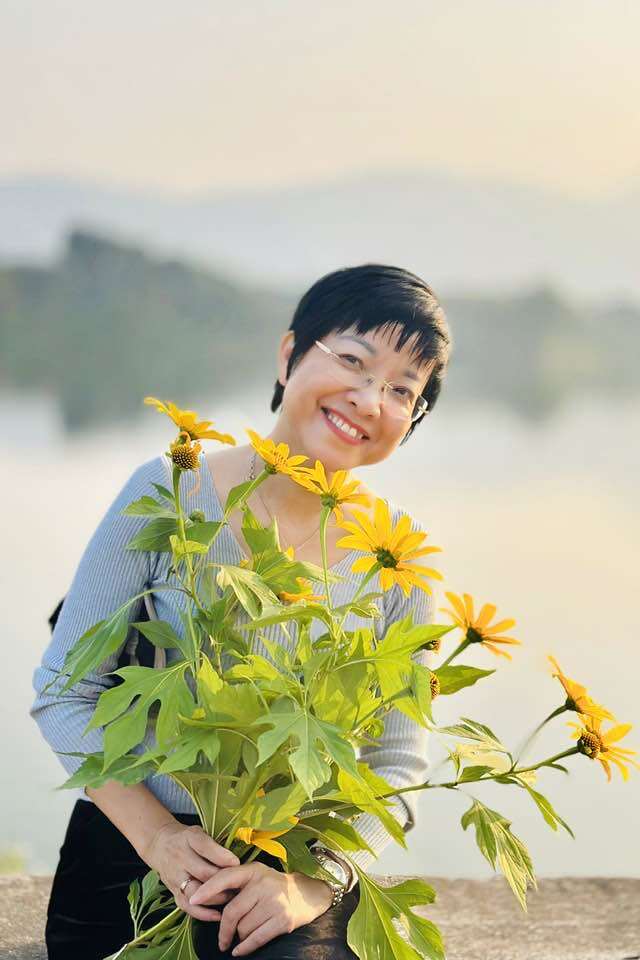 Nụ cười rạng rỡ của cô bao năm không đổi, vẫn ngọt ngào như xưa.