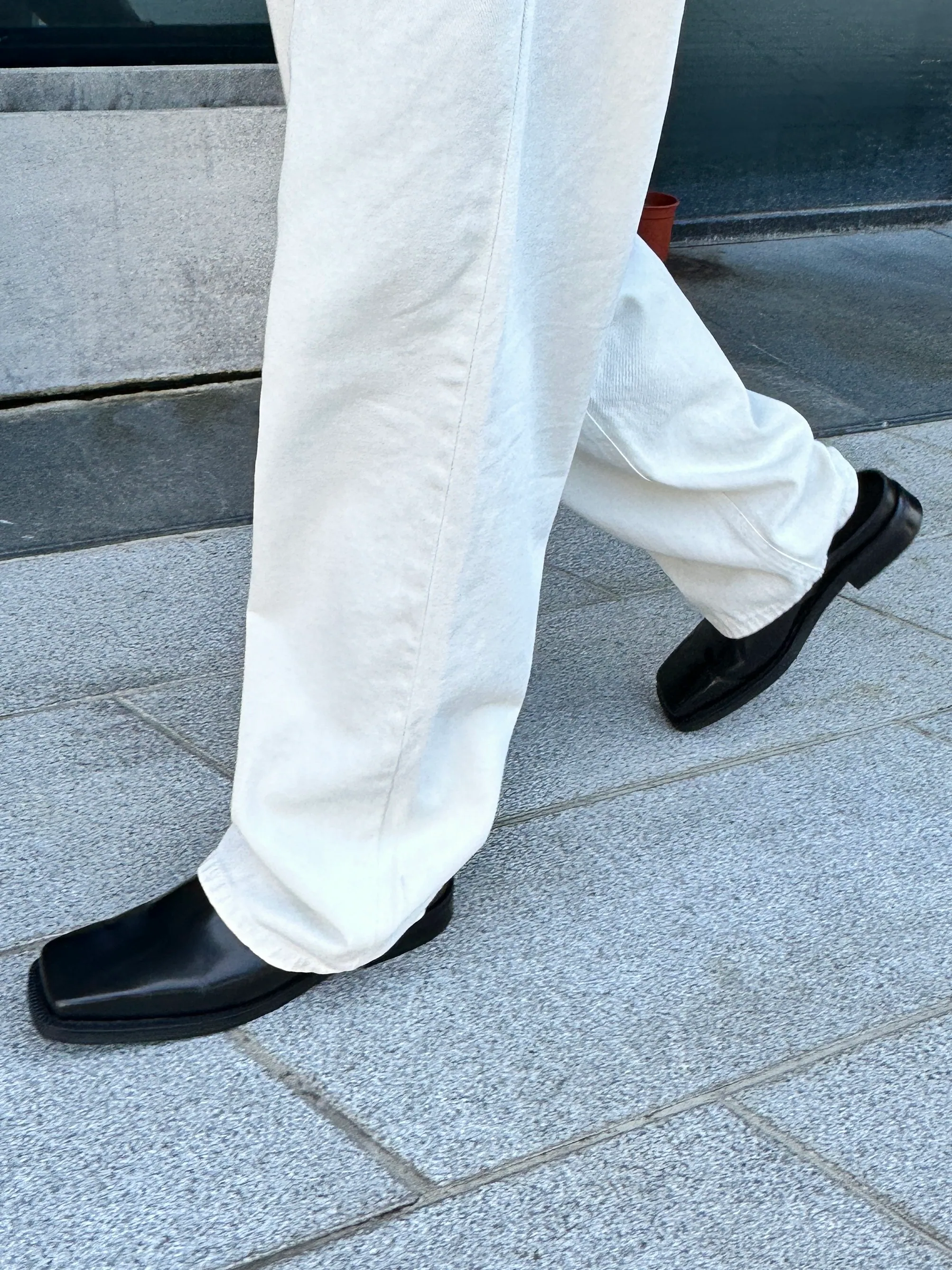 Kiểu giày thoải mái như dép lê, thanh lịch không kém giày lười được dự đoán hot nhất 2026, khiến fashionista mê mẩn toàn cầu - 2