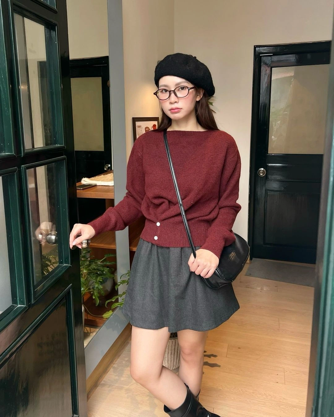 Khăn quàng và mũ beret là cặp phụ kiện vừa giữ ấm vừa tăng điểm nhấn phong cách; mang lại vẻ thanh lịch, nữ tính và giúp tổng thể outfit trông mềm mại, thời trang hơn trong ngày se lạnh.