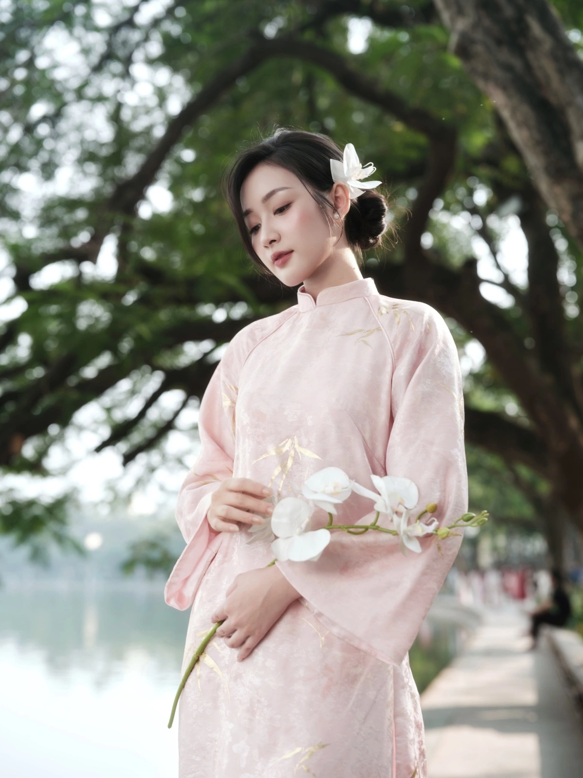 Áo dài pastel nhẹ nhàng, thanh lịch, tôn vẻ nữ tính và mang đến cảm giác dịu dàng, tinh khôi trong những ngày xuân.