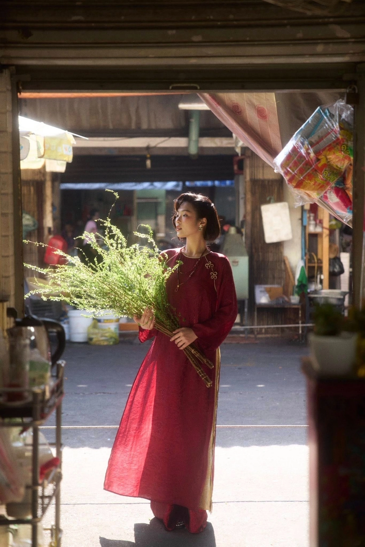 Áo dài đỏ rực rỡ mang sắc xuân may mắn, tôn da, tôn dáng và giúp vẻ ngoài thêm nổi bật, duyên dáng trong những khoảnh khắc đầu năm.