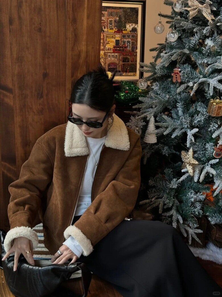 Xu hướng áo khoác da lộn lót lông rất hot năm nay. Kiểu áo toát lên vẻ giàu ngầm này là món đồ không thể thiếu nếu bạn là một fashionista chính hiệu.