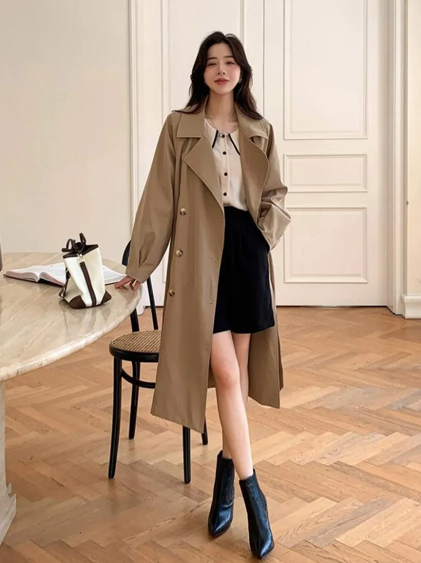 Năm nay, áo trench coat cũng được phái đẹp yêu thích để phối với chân váy ngắn bên trong giúp hack dáng đỉnh cao.