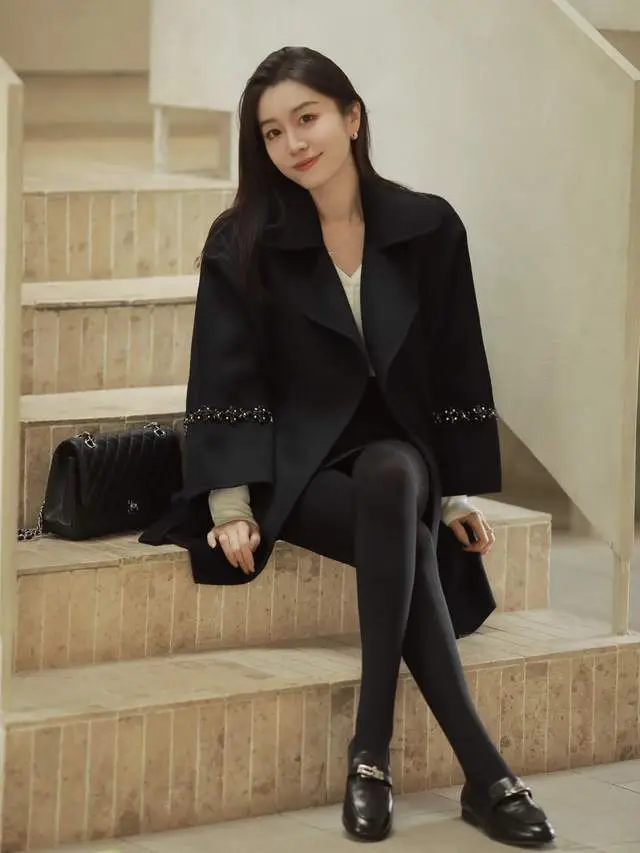 Áo khoác dạ dáng ngắn gọn gàng, tôn tỷ lệ cơ thể, giúp chân trông dài hơn, giữ ấm vừa đủ và dễ phối cùng váy, quần cạp cao trong ngày se lạnh.