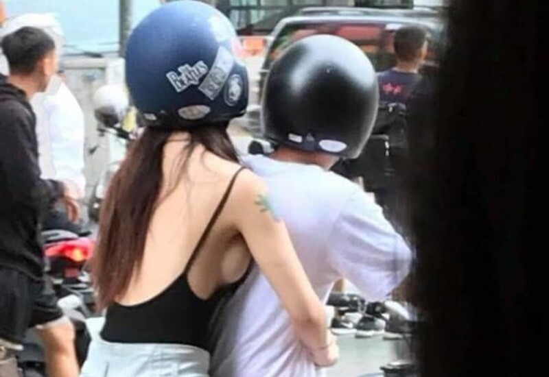 Một bức ảnh chụp nghiêng một cô gái tóc dài, ngoại hình xinh đẹp bất ngờ được lan truyền trên mạng xã hội. Trong khung hình, cô gái diện chiếc áo hở lưng, khoét nách sâu, để lộ vóc dáng gợi cảm cùng vòng một đầy đặn, nhanh chóng thu hút sự chú ý của cộng đồng mạng.