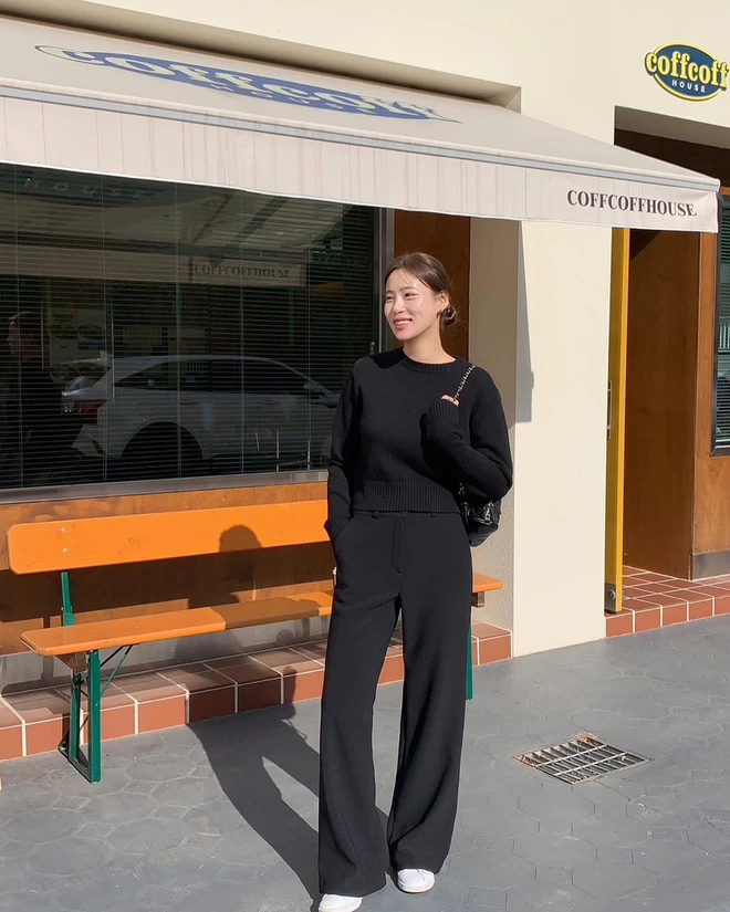 Quần ống đứng màu đen chinh phục phái đẹp nhờ khả năng che khuyết điểm hiệu quả, giúp đôi chân trông thẳng, gọn và mang lại vẻ thanh lịch vượt thời gian.