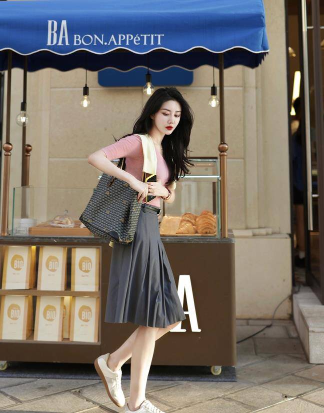 Hoặc chân váy xám phối cùng áo hồng pastel để tạo vẻ ngoài dịu dàng. 