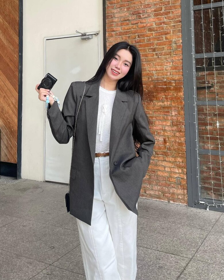 Nếu muốn nâng tầm phong cách, bạn có thể lựa chọn vest xám nhạt hoặc xám trung bình phối cùng quần jeans trắng ống rộng. Sự kết hợp này vừa giữ được tinh thần chuyên nghiệp, vừa tạo cảm giác mới mẻ, hiện đại.