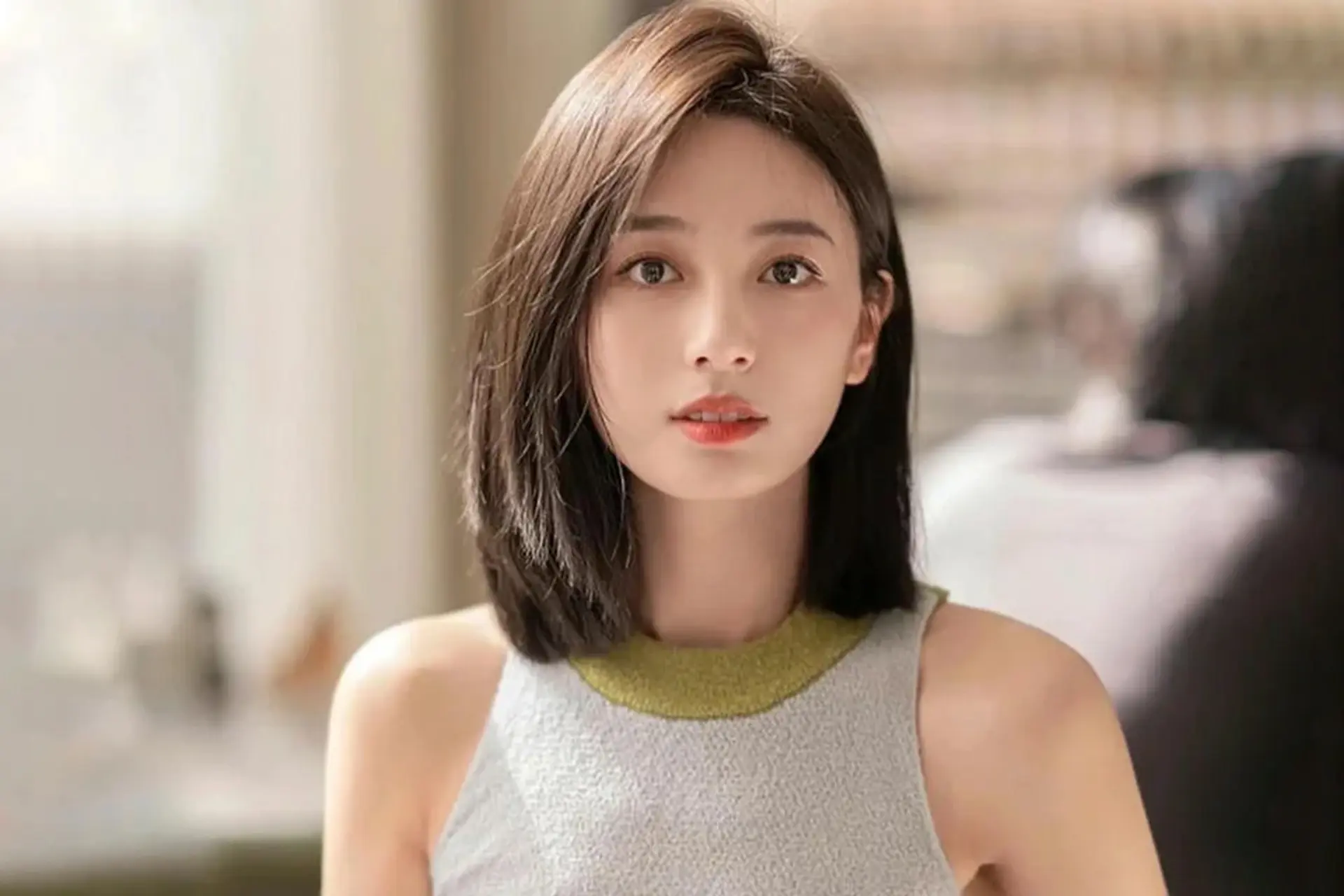 Phụ nữ sau 40 tuổi để tóc thẳng hay tóc uốn xoăn đẹp hơn? Chọn đúng kiểu có thể giúp trẻ lại cả chục tuổi - 11