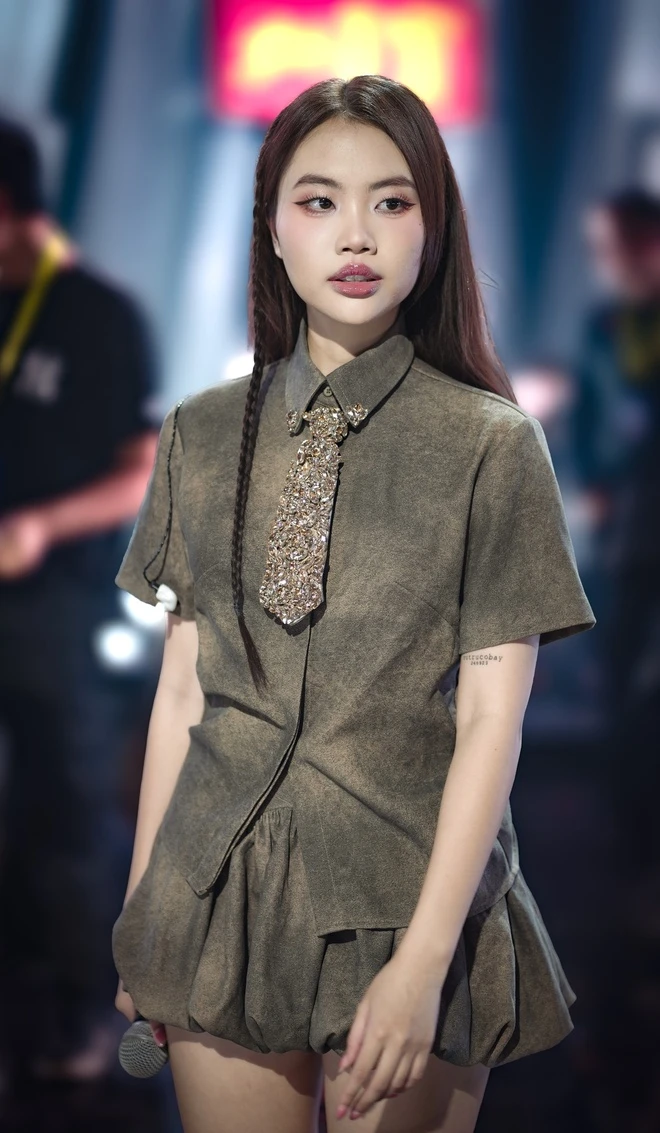 Phong cách thời trang trẻ trung, nữ tính của cô bé dân ca hiện tại.