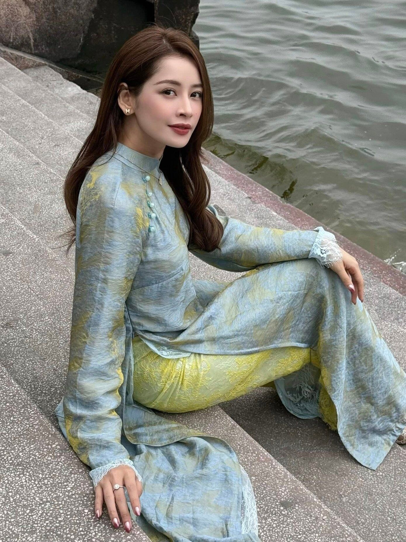 amp;#34;Đối thủamp;#34; của Chi Pu dịp Tết qua: Mỗi ngày một bộ áo dài, bà ba không trùng lặp, phối với túi trăm triệu đi chợ - 3