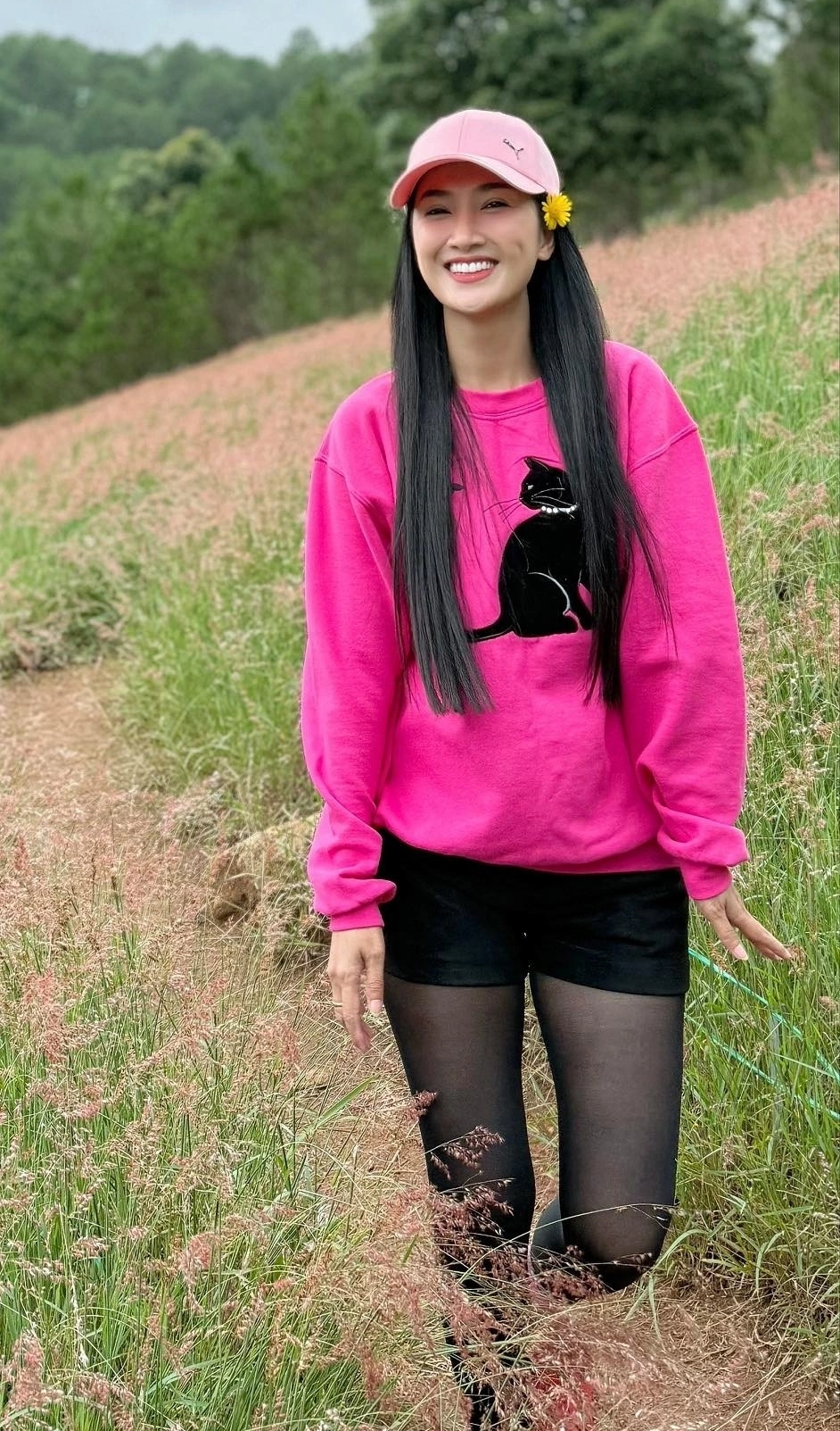 Quỳnh Lam ưa chuộng quần short bất kể đông hay hè giúp cô khoe dáng và trông năng động hơn.