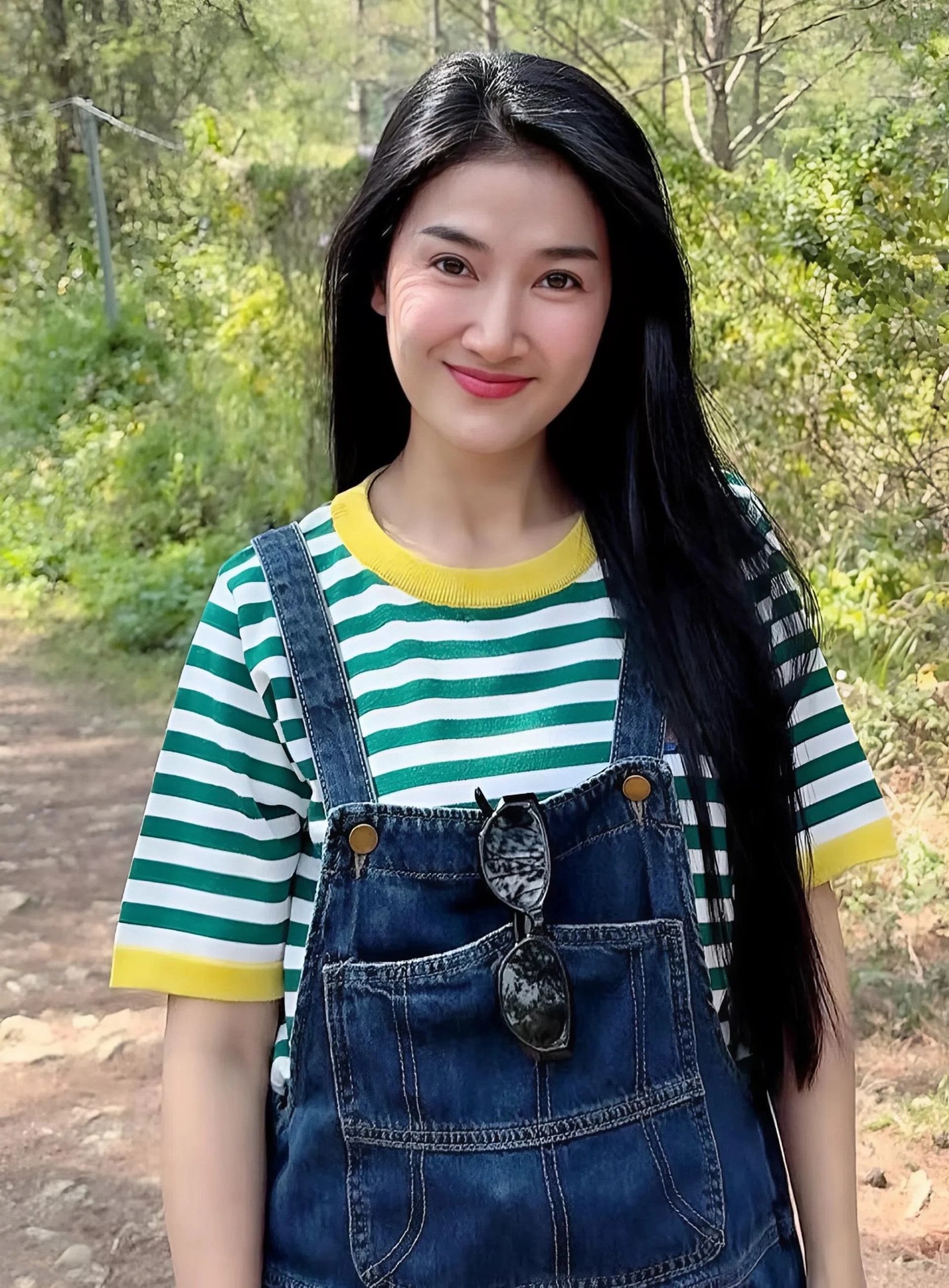 Quần yếm thường gắn liền với hình ảnh trẻ trung, năng động cũng là món đồ được cô đặc biệt yêu thích.