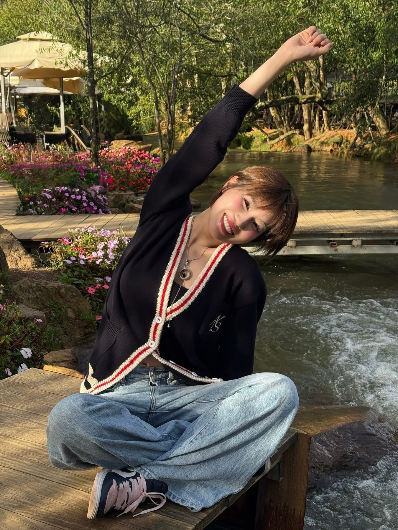 Từ sau khi cắt tóc ngắn, phong cách đời thường của nữ ca sĩ cũng trở nên ấn tượng hơn.