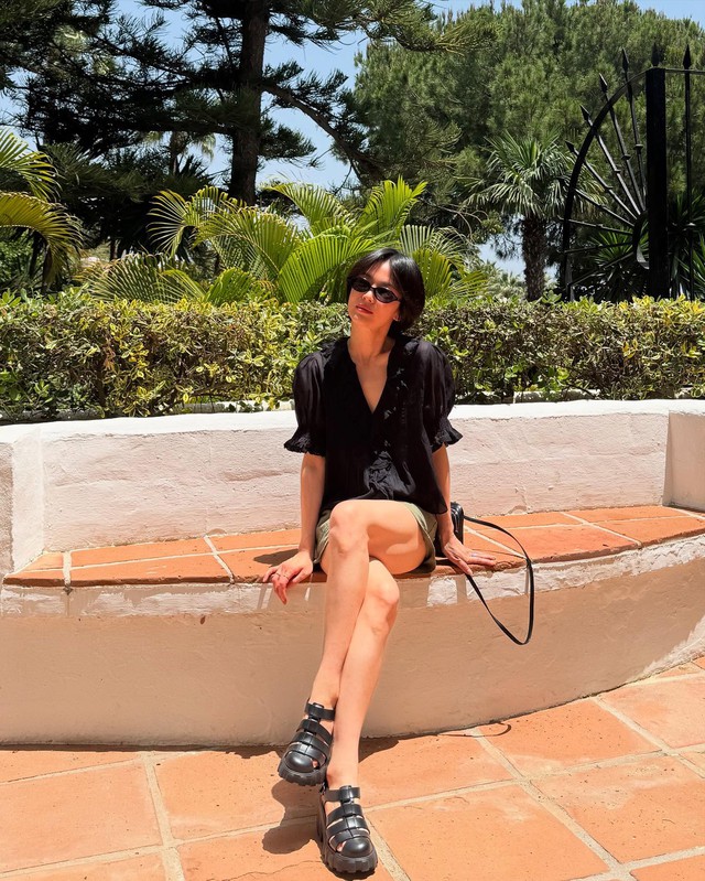 Nhiều người nổi tiếng cũng yêu thích kiểu sandal này vì sự thoải mái, tiện dụng mà nó mang lại.