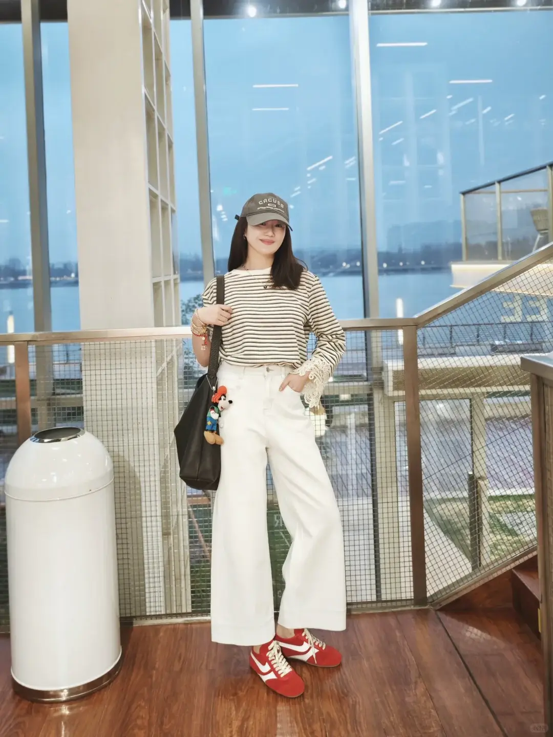 4 cách mix quần trắng mùa Xuân giúp chị em trẻ lại cả chục tuổi, sành điệu hơn diện quần jeans gấp 10 lần - 12