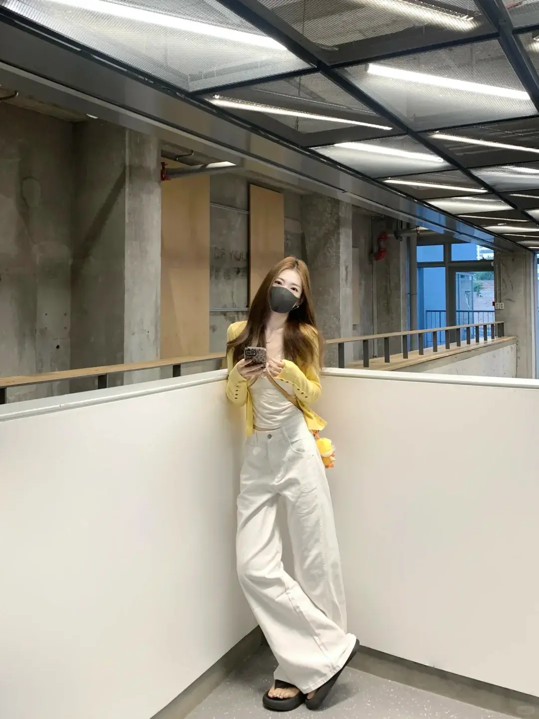 4 cách mix quần trắng mùa Xuân giúp chị em trẻ lại cả chục tuổi, sành điệu hơn diện quần jeans gấp 10 lần - 6