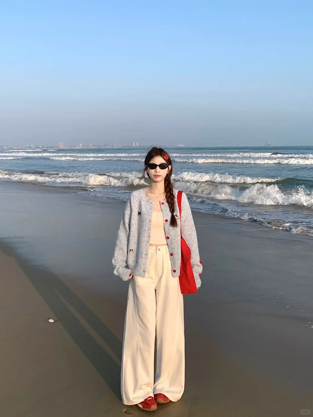 4 cách mix quần trắng mùa Xuân giúp chị em trẻ lại cả chục tuổi, sành điệu hơn diện quần jeans gấp 10 lần - 4