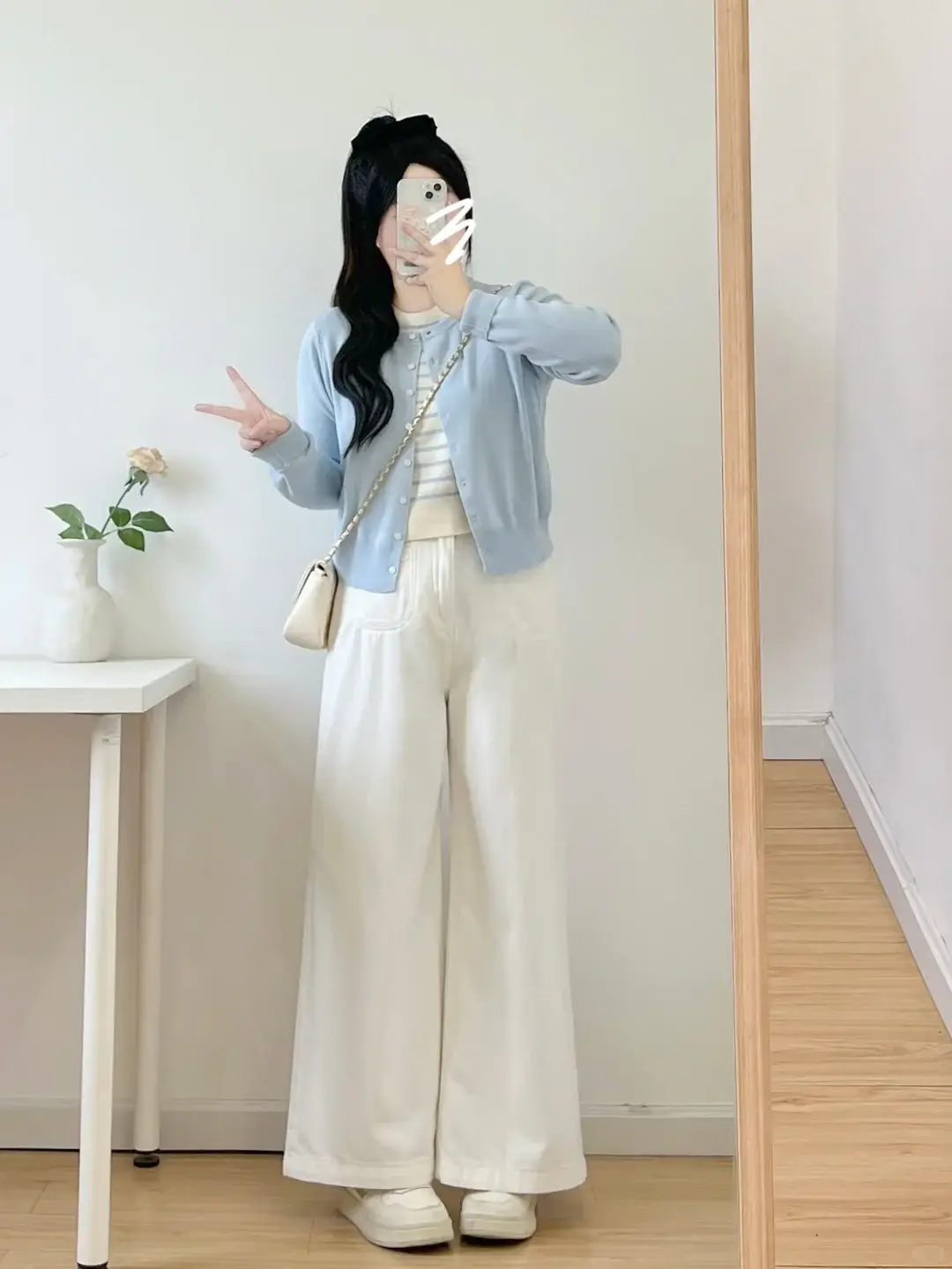 4 cách mix quần trắng mùa Xuân giúp chị em trẻ lại cả chục tuổi, sành điệu hơn diện quần jeans gấp 10 lần - 3