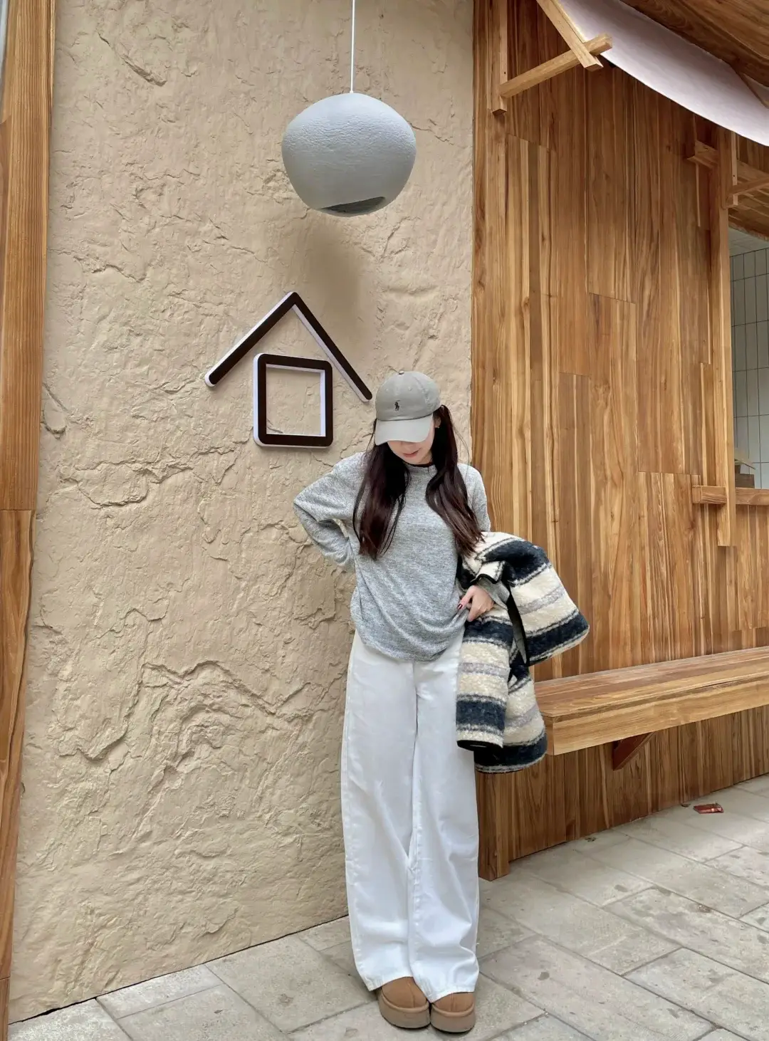 4 cách mix quần trắng mùa Xuân giúp chị em trẻ lại cả chục tuổi, sành điệu hơn diện quần jeans gấp 10 lần - 9