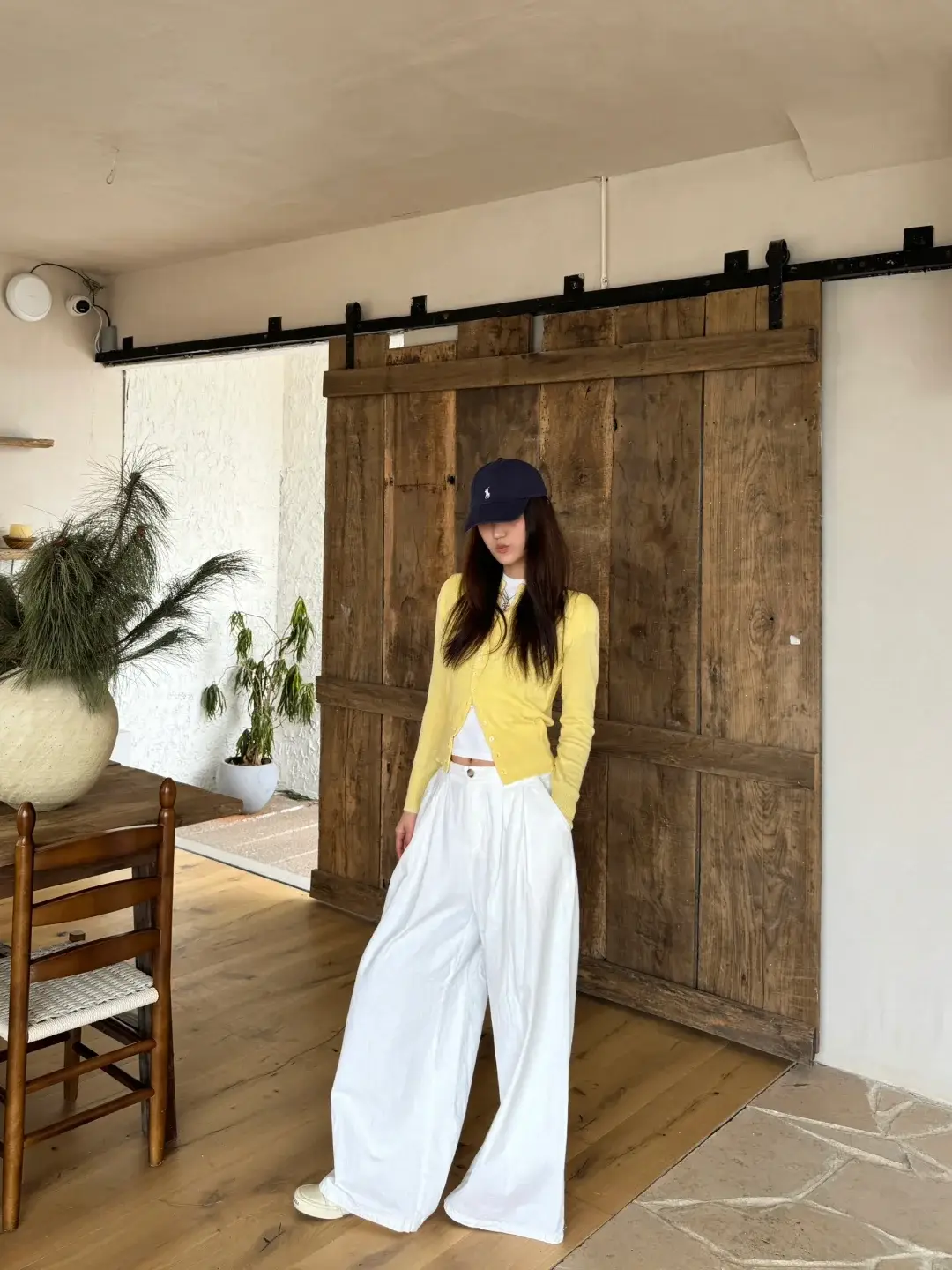 4 cách mix quần trắng mùa Xuân giúp chị em trẻ lại cả chục tuổi, sành điệu hơn diện quần jeans gấp 10 lần - 7