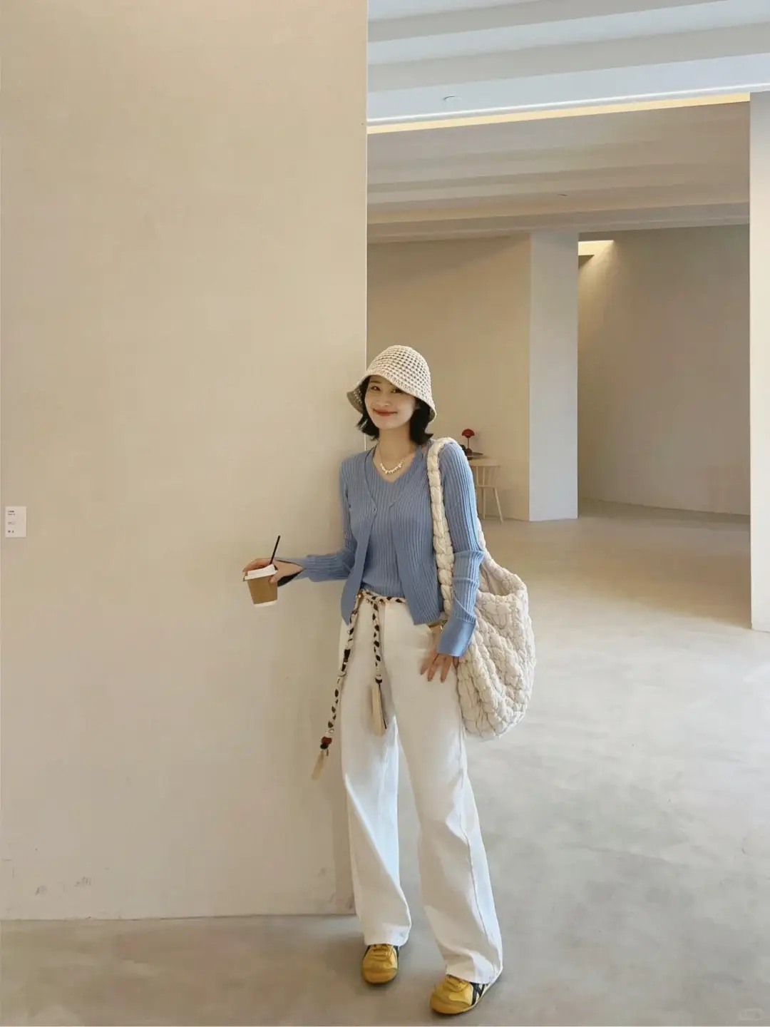 4 cách mix quần trắng mùa Xuân giúp chị em trẻ lại cả chục tuổi, sành điệu hơn diện quần jeans gấp 10 lần - 2