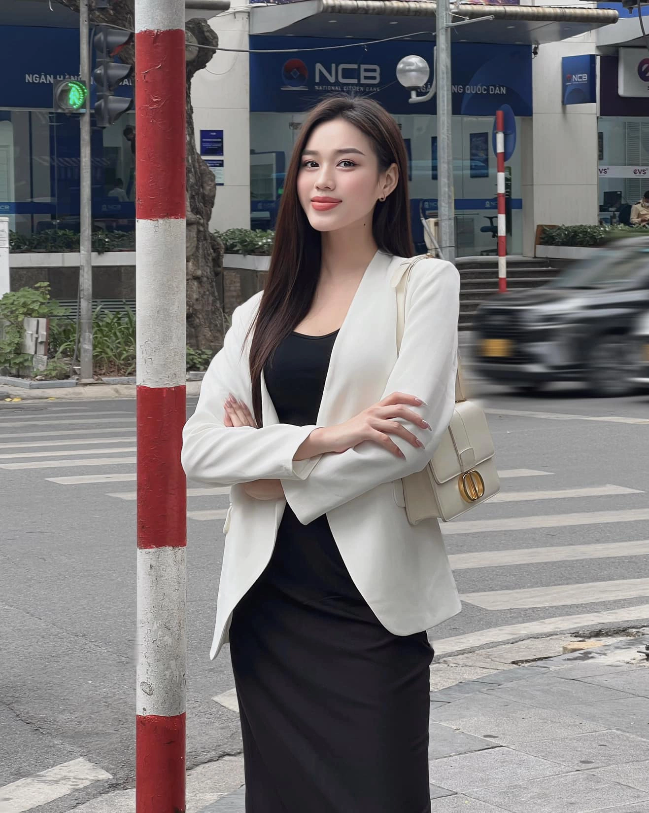 Blazer trắng khoác ngoài váy đen dáng suông là công thức phối đồ vừa quyền lực vừa thanh lịch, lại che khuyết điểm vòng 2. Set đồ này tôn lên hình ảnh người phụ nữ bản lĩnh giữa nhịp sống đô thị.