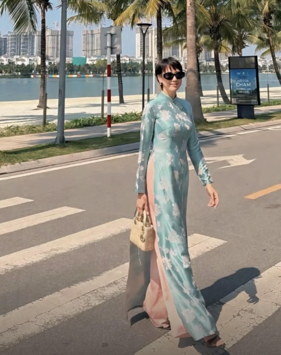 Ngay sau khi loạt ảnh được chia sẻ, cộng đồng mạng dành nhiều lời khen ngợi ngỡ ngàng tưởng nhầm là… chị gái của con gái, thậm chí xin vía trẻ lâu của mẹ vợ Đoàn Văn Hậu.