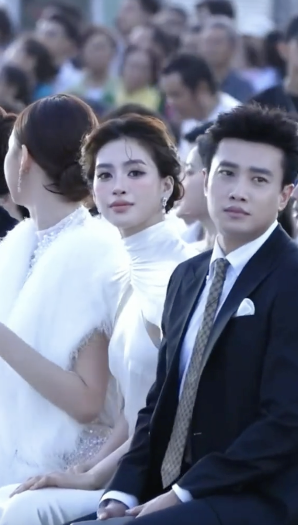 Không ít lần ống kính của team qua đường cũng chụp lại được những khoảnh khắc đẹp xuất thần của anh.