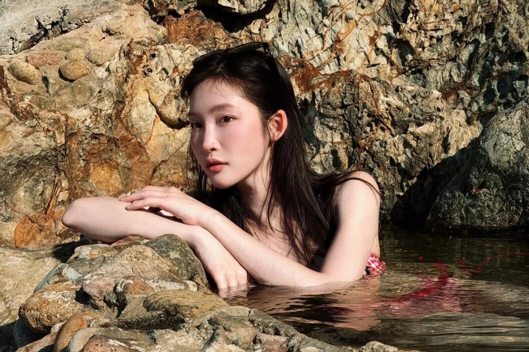 amp;#34;Em xinhamp;#34; xin lỗi sau khi gây tranh cãi vì mặc bikini ngâm mình vào Giếng Tiên, chính quyền địa phương vệ sinh khu vực - 1