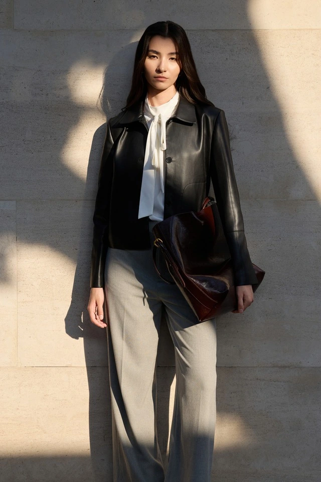 Mùa xuân năm nay, kiểu áo sơ mi này bất ngờ hot trở lại: Thanh lịch, đẹp tinh tế, rất hợp với chị em công sở - 15