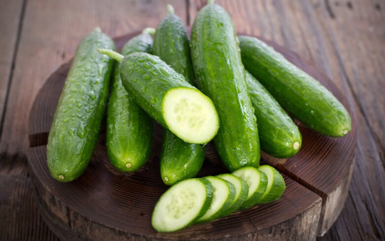 Dưa chuột ít calo, giàu nước và chứa enzyme phospholipase hỗ trợ đốt mỡ, giảm cân.