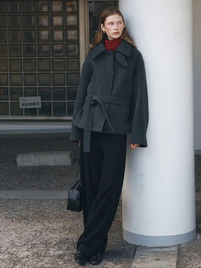 Quần ống rộng màu đen mang đến vẻ thanh lịch phóng khoáng, vừa che khuyết điểm khéo léo vừa tạo cảm giác thoải mái, thời thượng trong mọi hoàn cảnh.