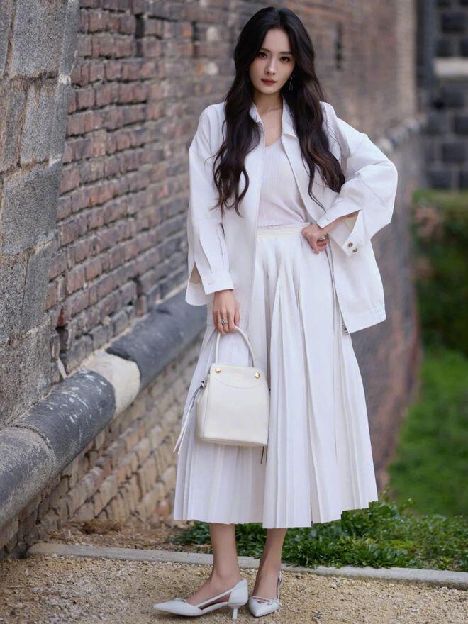 5 kiểu chân váy midi sẽ khiến chị em mê mẩn Xuân Hè này: Vừa dễ mặc vừa tôn dáng, mix đồ kiểu gì cũng đẹp - 5