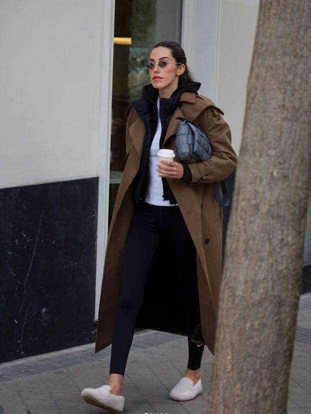 Quần legging màu đen là “item quốc dân” nhờ khả năng ôm dáng gọn gàng, tôn chân hiệu quả và dễ phối với mọi phong cách từ năng động đến thanh lịch.