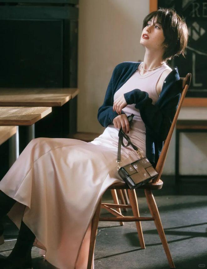 5 kiểu chân váy midi sẽ khiến chị em mê mẩn Xuân Hè này: Vừa dễ mặc vừa tôn dáng, mix đồ kiểu gì cũng đẹp - 9