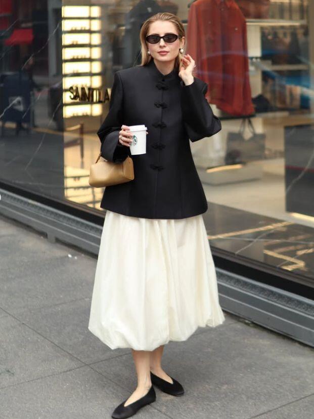 5 kiểu chân váy midi sẽ khiến chị em mê mẩn Xuân Hè này: Vừa dễ mặc vừa tôn dáng, mix đồ kiểu gì cũng đẹp - 11