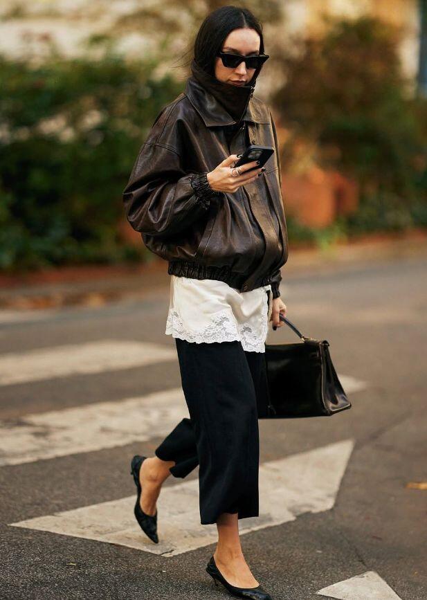 Quần lửng đen ghi điểm tuyệt đối nhờ khả năng tôn dáng tinh tế, giúp tổng thể trông gọn gàng, thanh lịch mà vẫn rất thời trang.