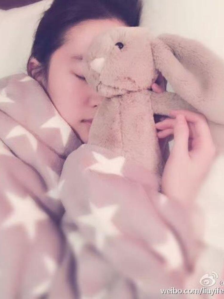 Ngủ đủ và ngủ đúng giờ được xem là “chìa khóa” giúp cô duy trì thân hình cân đối và trạng thái tươi tắn.