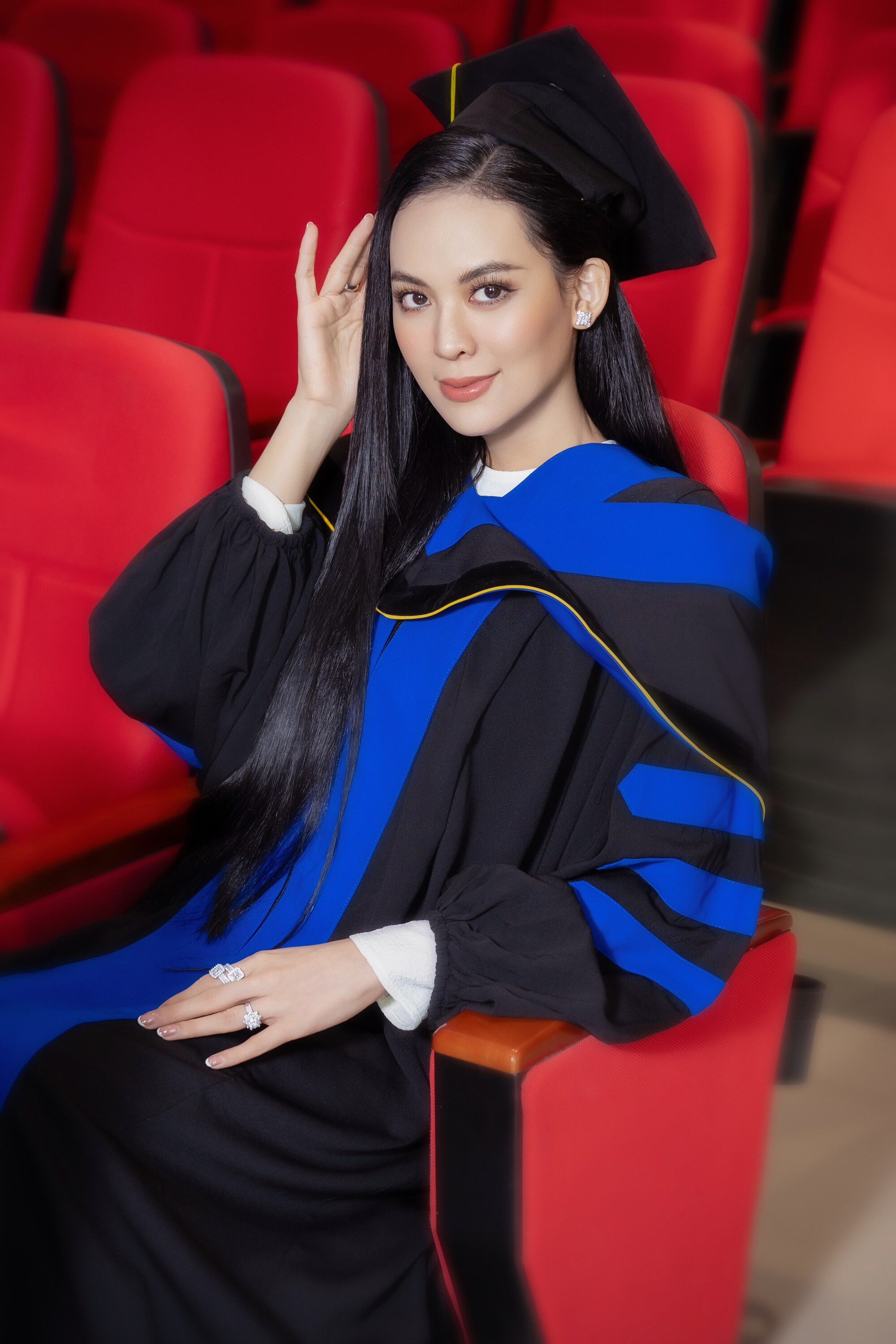 Cô xuất sắc tốt nghiệp Á khoa Thạc sĩ.