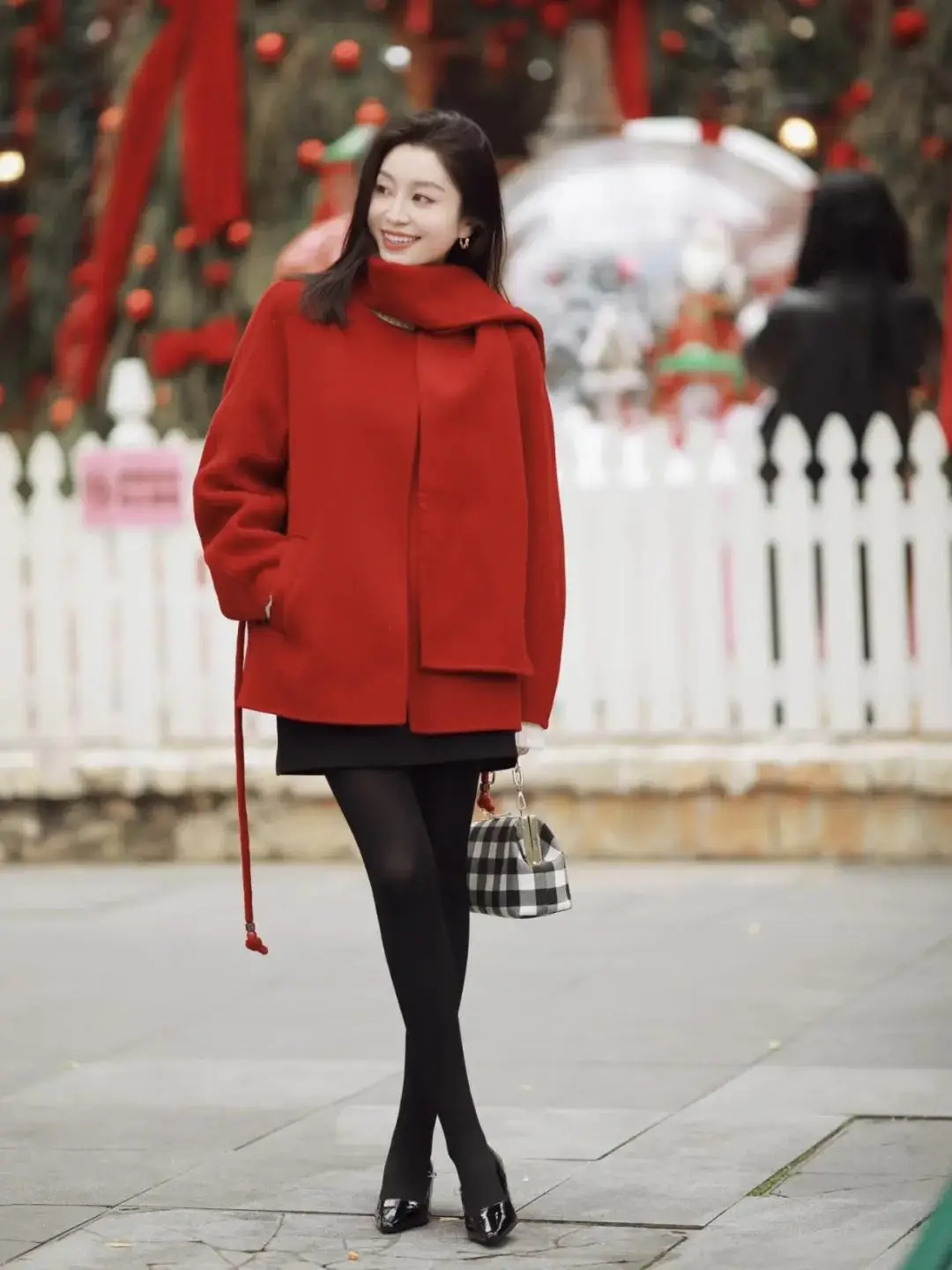 Trót mua áo khoác đỏ diện Tết, đây là 8 cách phối đồ giúp bạn khỏi lo amp;#34;sếnamp;#34;, càng mặc càng sang - 9