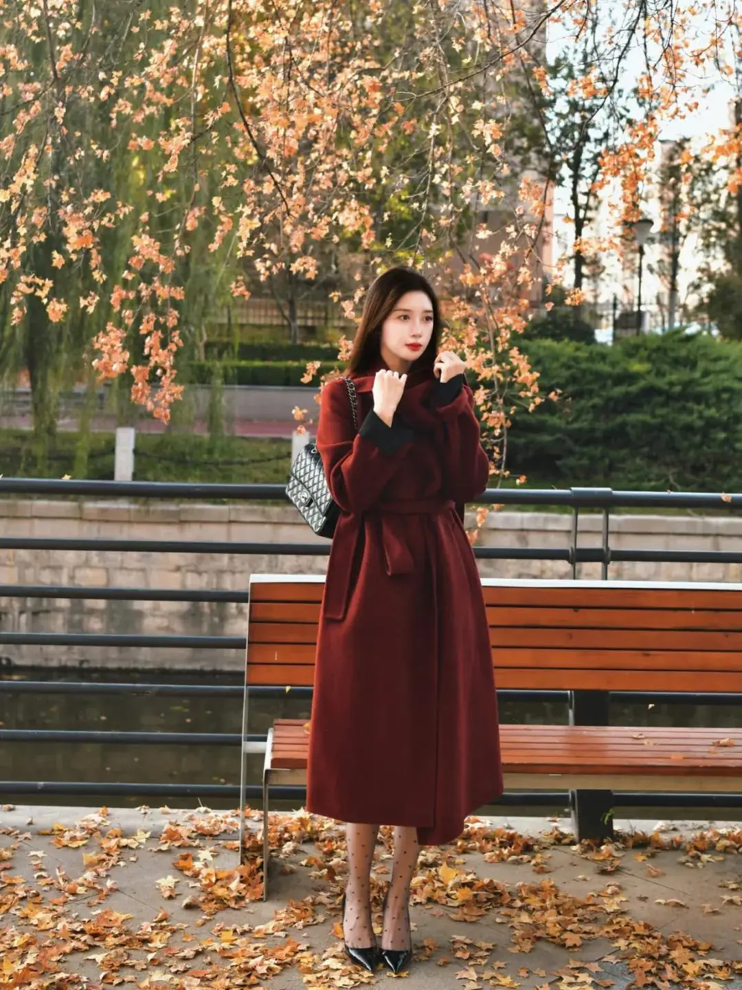 Trót mua áo khoác đỏ diện Tết, đây là 8 cách phối đồ giúp bạn khỏi lo amp;#34;sếnamp;#34;, càng mặc càng sang - 10