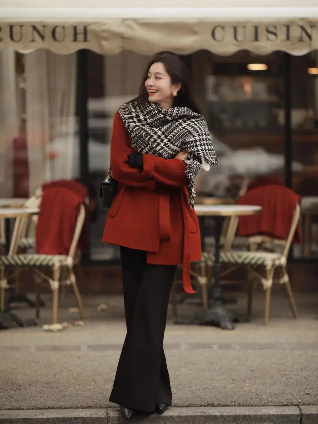 Trót mua áo khoác đỏ diện Tết, đây là 8 cách phối đồ giúp bạn khỏi lo amp;#34;sếnamp;#34;, càng mặc càng sang - 11